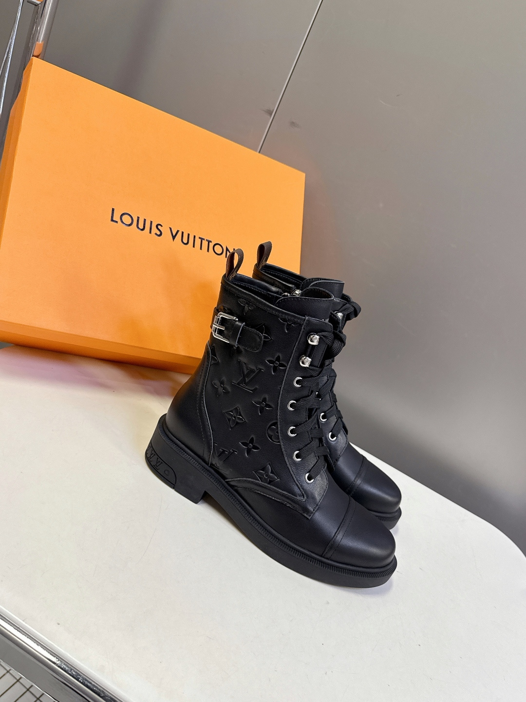 路易威登LOUIS VUITTON秋冬最新款马丁靴 超多明星时尚博主种草 原版一比一复刻打造 版型超级正