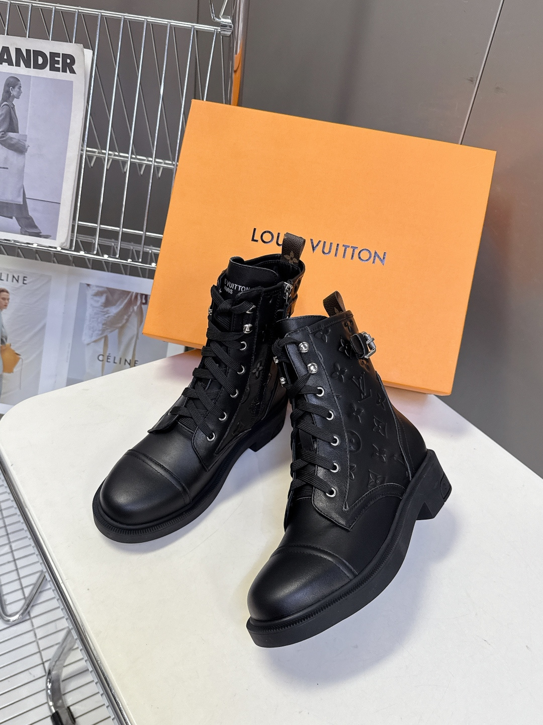 路易威登LOUIS VUITTON秋冬最新款马丁靴 超多明星时尚博主种草 原版一比一复刻打造 版型超级正