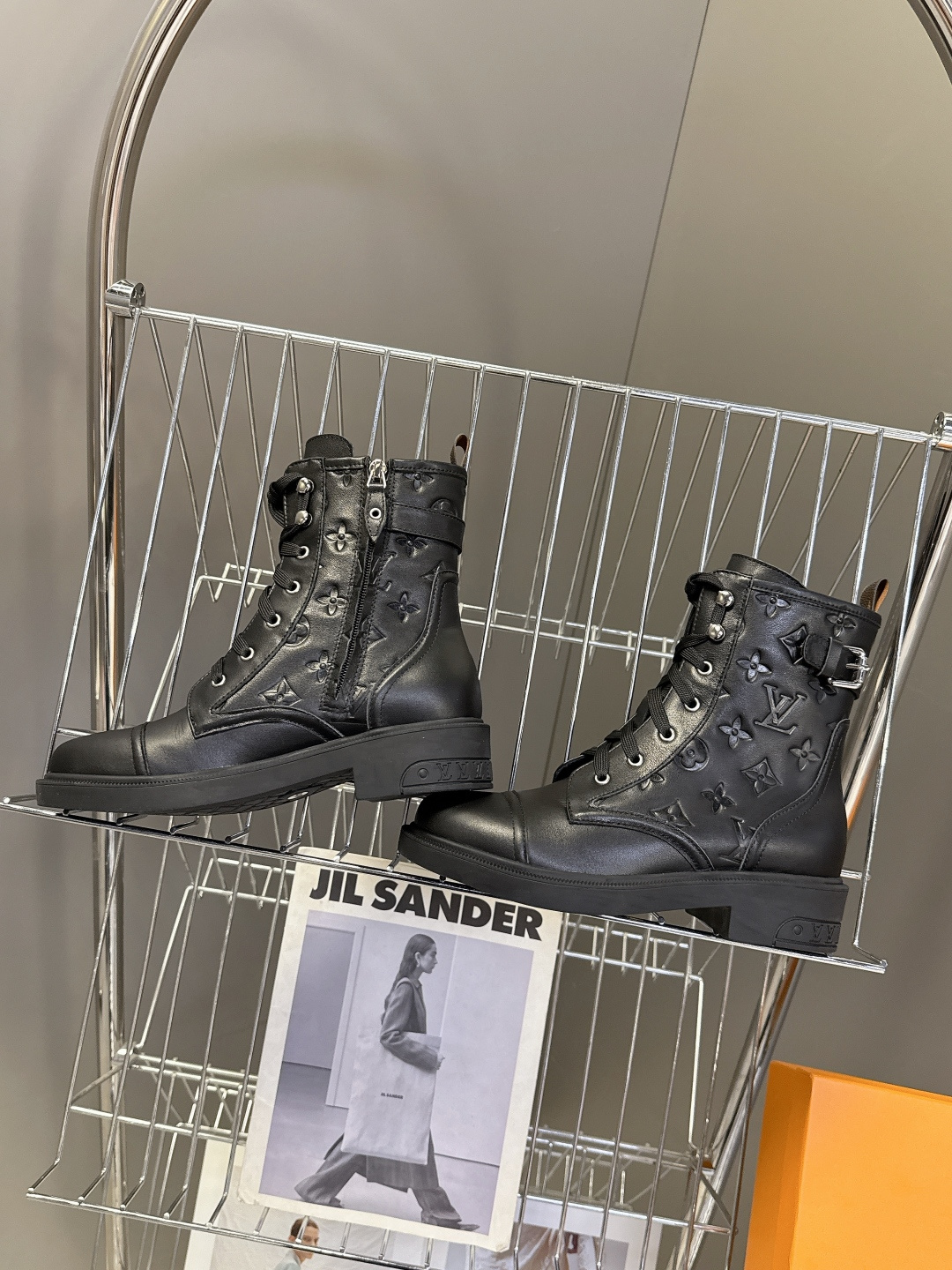 路易威登LOUIS VUITTON秋冬最新款马丁靴 超多明星时尚博主种草 原版一比一复刻打造 版型超级正