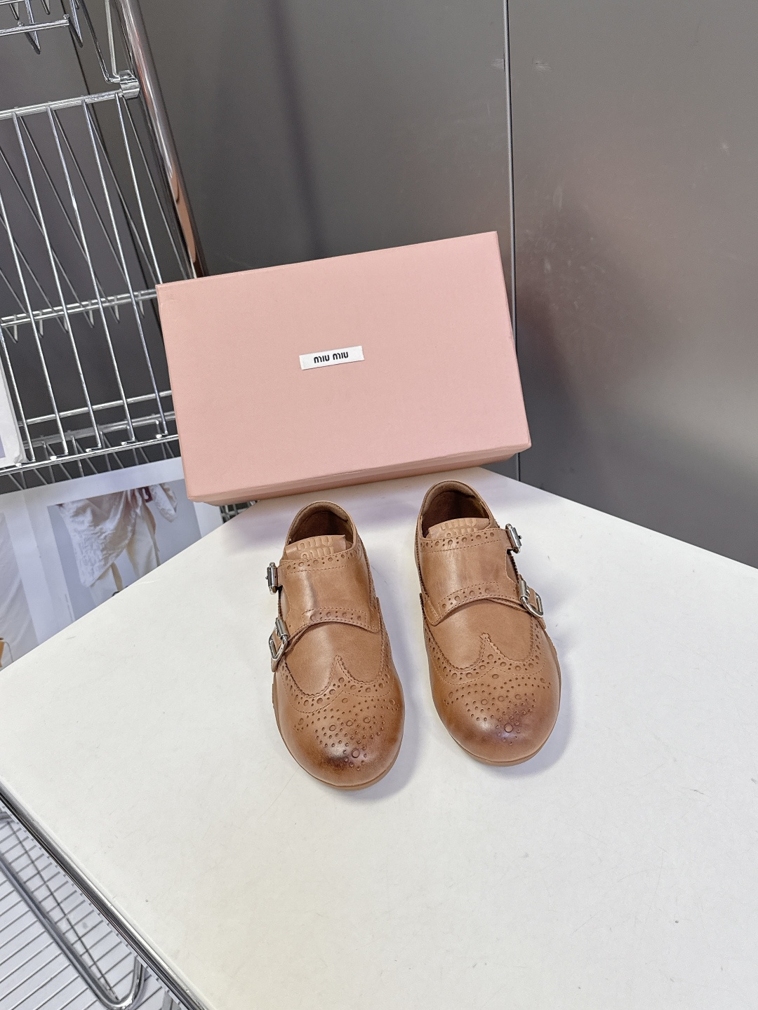 NO:561807,MiuMiu's latest brogue retro thin-soled shoes for autumn and winter. There are many celebrity fashion bloggers. Miu's consistent design style. Absolutely good-looking and in line with the current old-money style. The Maillard color system has firmly captured the hearts of girls. It is really suitable for all ages. The upper is imported calfskin. The toe is rubbed and distressed. It has a full sense of fashion. It has been adjusted for a long time. The foot feels super comfortable. The original molded non-slip outsole  Size35-40,casual shoes/sports shoes,miumiu,sneakers,cowhide19860909MiuMiu缪缪秋冬最新款布洛克复古薄底鞋 超多明星时尚博主种草 miu家一贯设计风格 绝对的高颜值符合当下的老钱风 美拉德色系又牢牢抓住了少女心 真的老少皆宜 鞋面进口小牛皮 鞋头擦色做旧处理 时尚感拉满 调了好久的型体 脚感超级舒适 原版开模防滑大底 Size35-40,休闲鞋/运动鞋,miumiu,sneakers,cowhide,Women's Shoes