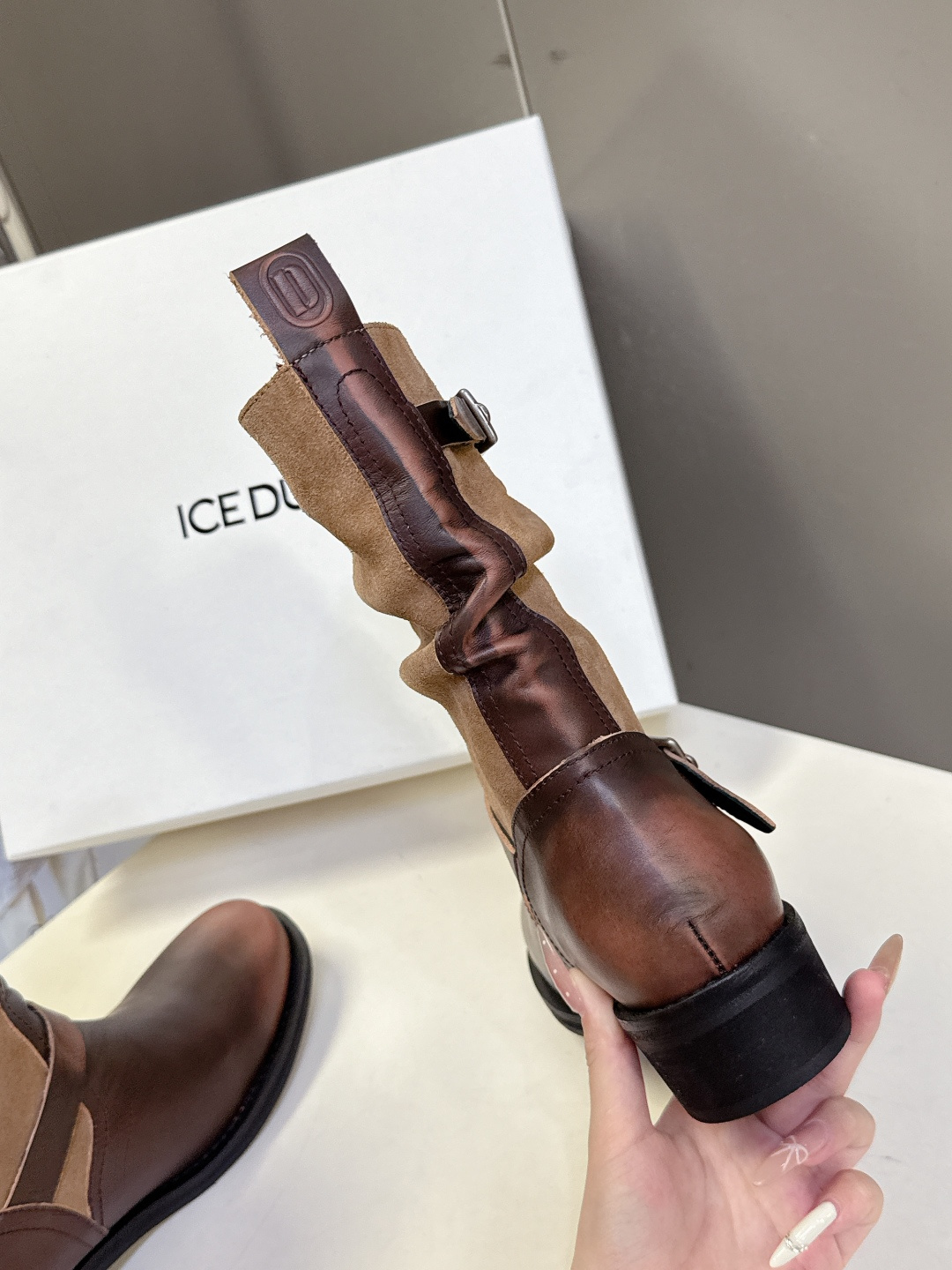 ICE DUST设计师品牌秋冬最新款复古皮靴 堆堆靴 超多明星时尚博主种草 当下最流行的型体隔板设计 结