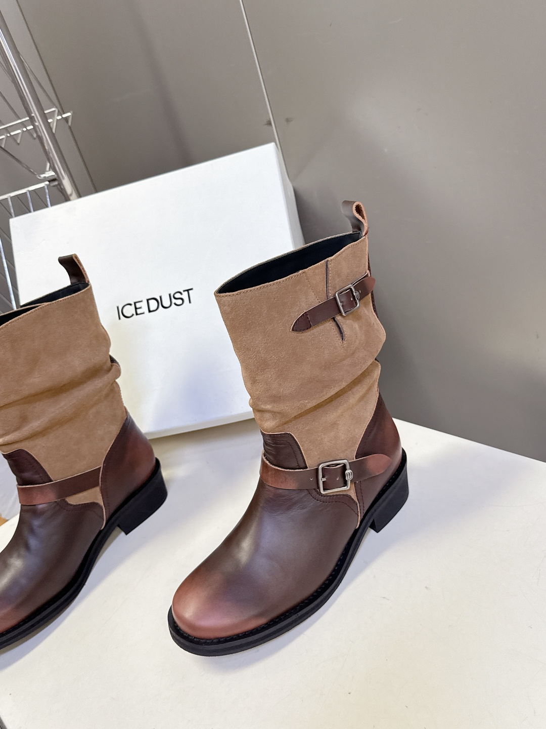 ICE DUST设计师品牌秋冬最新款复古皮靴 堆堆靴 超多明星时尚博主种草 当下最流行的型体隔板设计 结