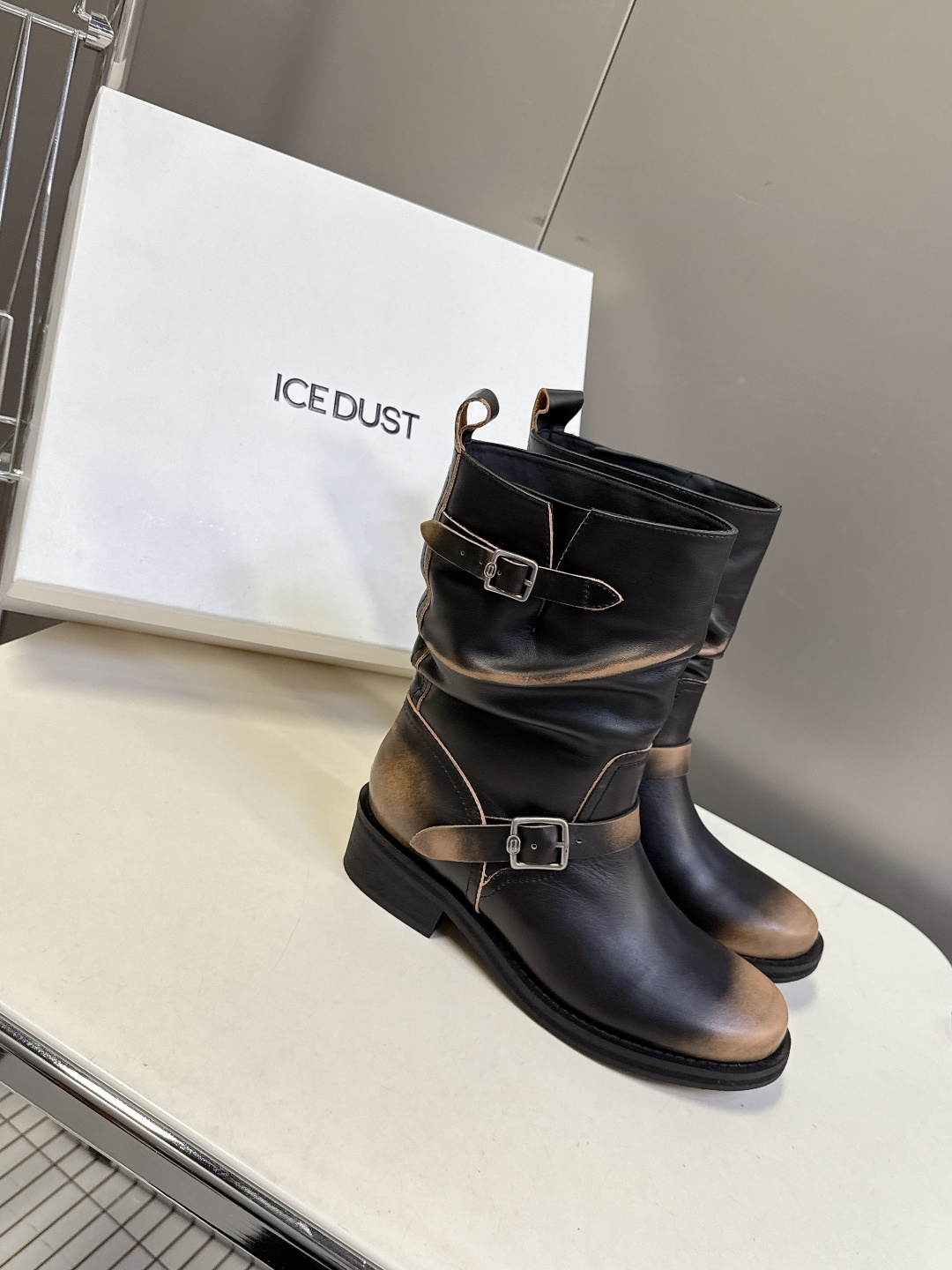 ICE DUST设计师品牌秋冬最新款复古皮靴 堆堆靴 超多明星时尚博主种草 当下最流行的型体隔板设计 结