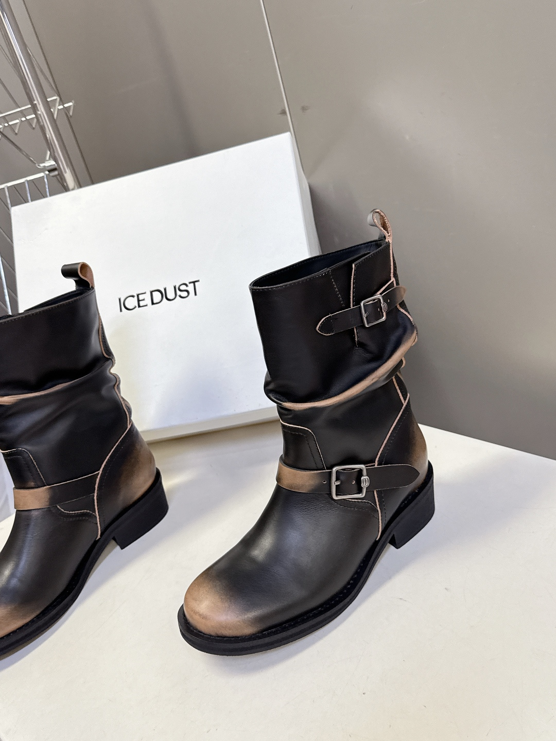 ICE DUST设计师品牌秋冬最新款复古皮靴 堆堆靴 超多明星时尚博主种草 当下最流行的型体隔板设计 结