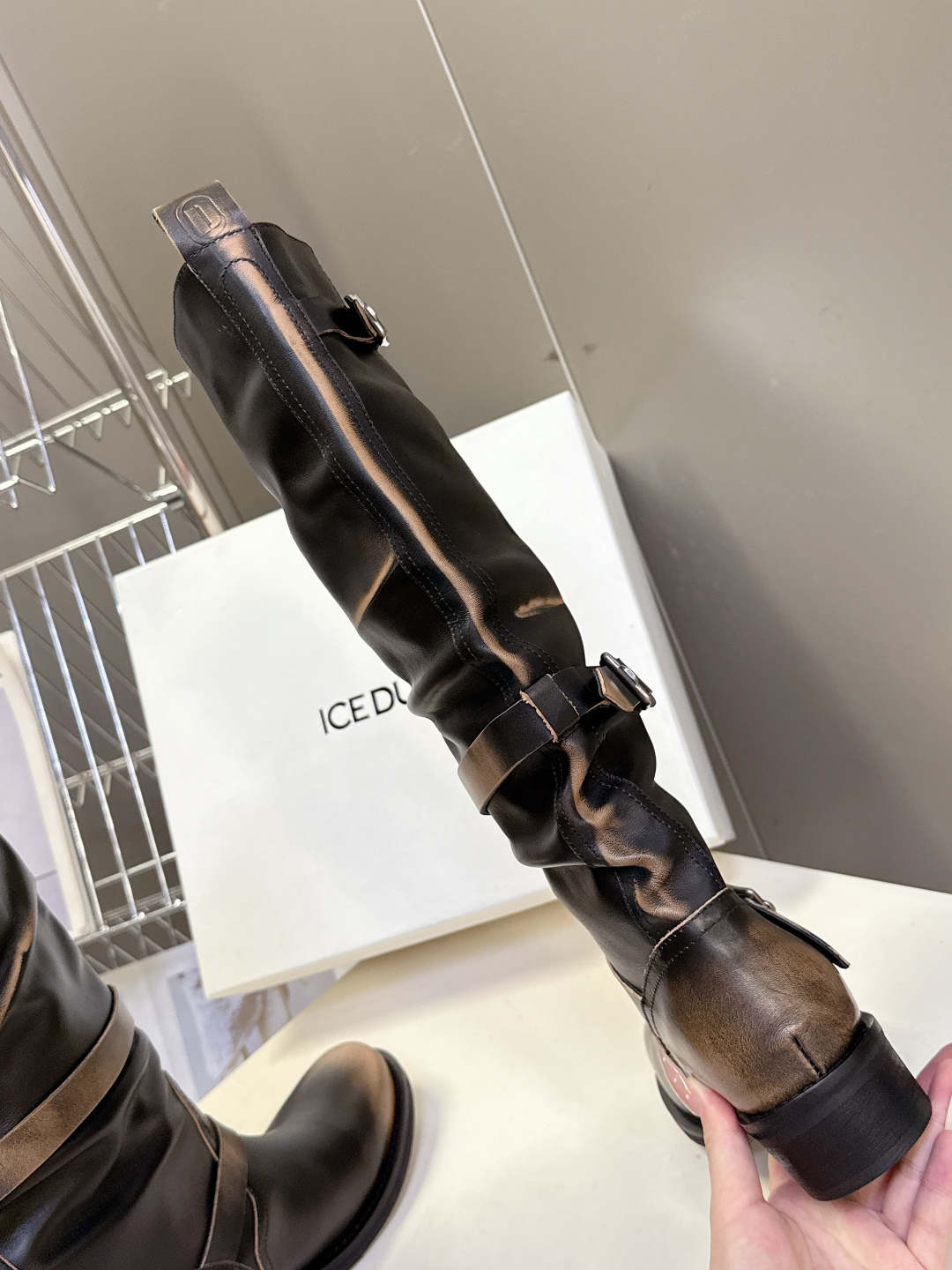 ICE DUST设计师品牌秋冬最新款复古皮靴 堆堆靴 超多明星时尚博主种草 当下最流行的型体隔板设计 结