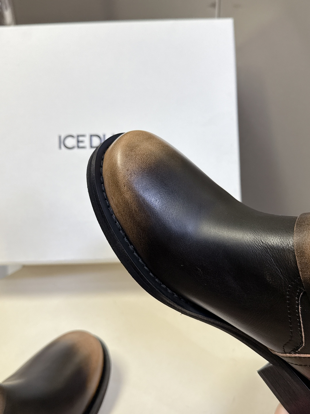 ICE DUST设计师品牌秋冬最新款复古皮靴 堆堆靴 超多明星时尚博主种草 当下最流行的型体隔板设计 结