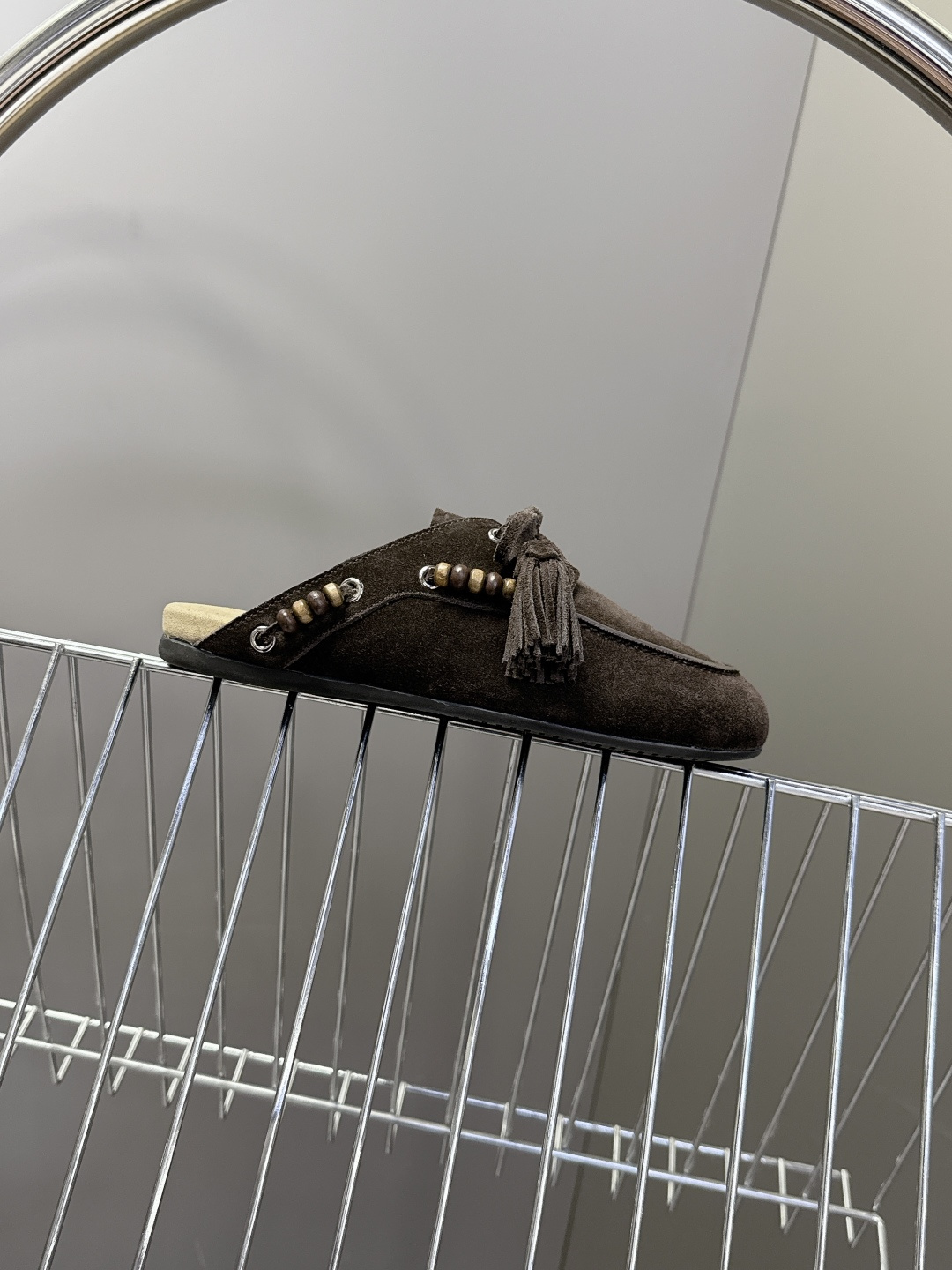 Miu Miu 缪缪米兰走秀款春夏半拖豆豆鞋“邋遢”来自Miu Miu系列的细节特写 以双色鞋带样式呈现