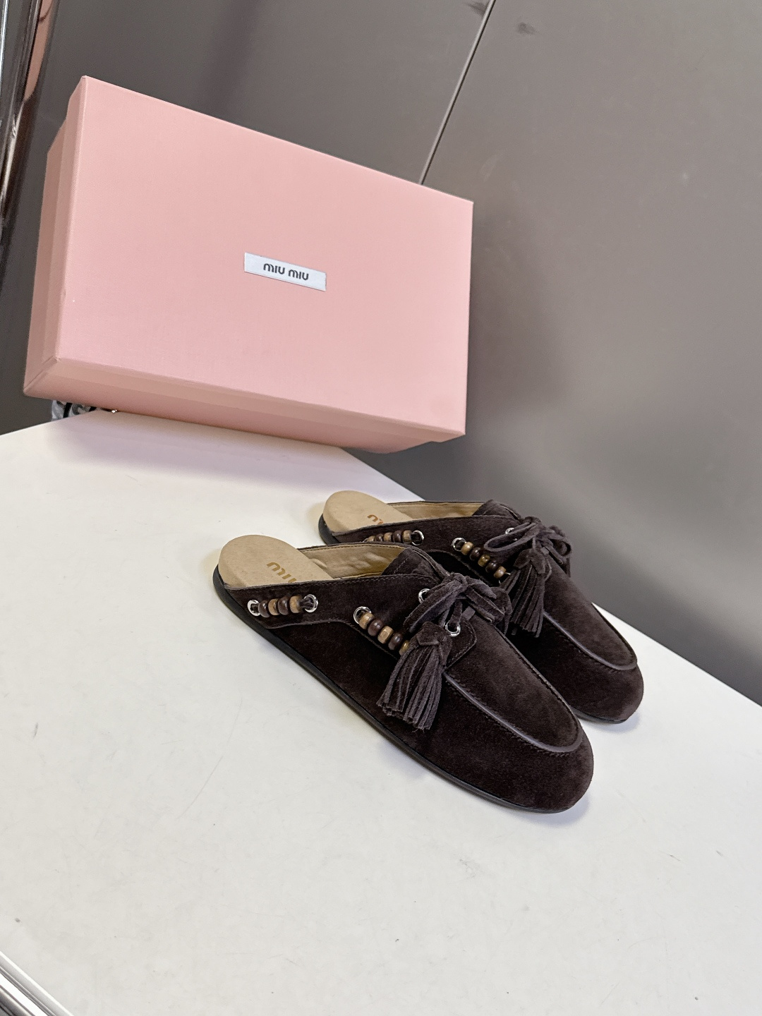 Miu Miu 缪缪米兰走秀款春夏半拖豆豆鞋“邋遢”来自Miu Miu系列的细节特写 以双色鞋带样式呈现