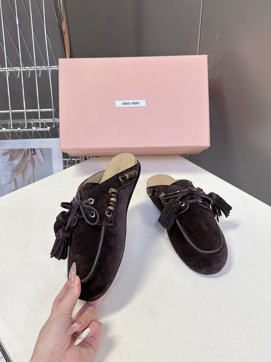 Miu Miu 缪缪米兰走秀款春夏半拖豆豆鞋“邋遢”来自Miu Miu系列的细节特写 以双色鞋带样式呈现