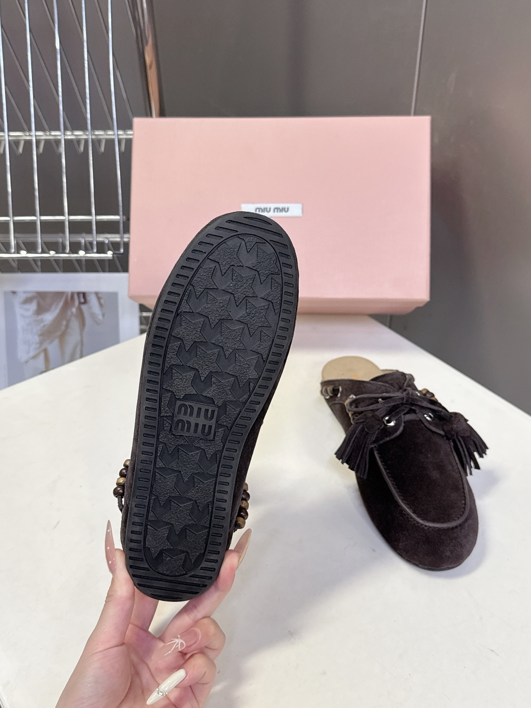 Miu Miu 缪缪米兰走秀款春夏半拖豆豆鞋“邋遢”来自Miu Miu系列的细节特写 以双色鞋带样式呈现