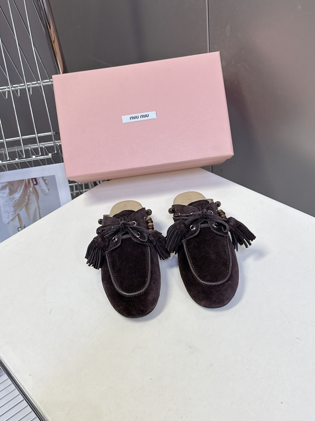 Miu Miu 缪缪米兰走秀款春夏半拖豆豆鞋“邋遢”来自Miu Miu系列的细节特写 以双色鞋带样式呈现