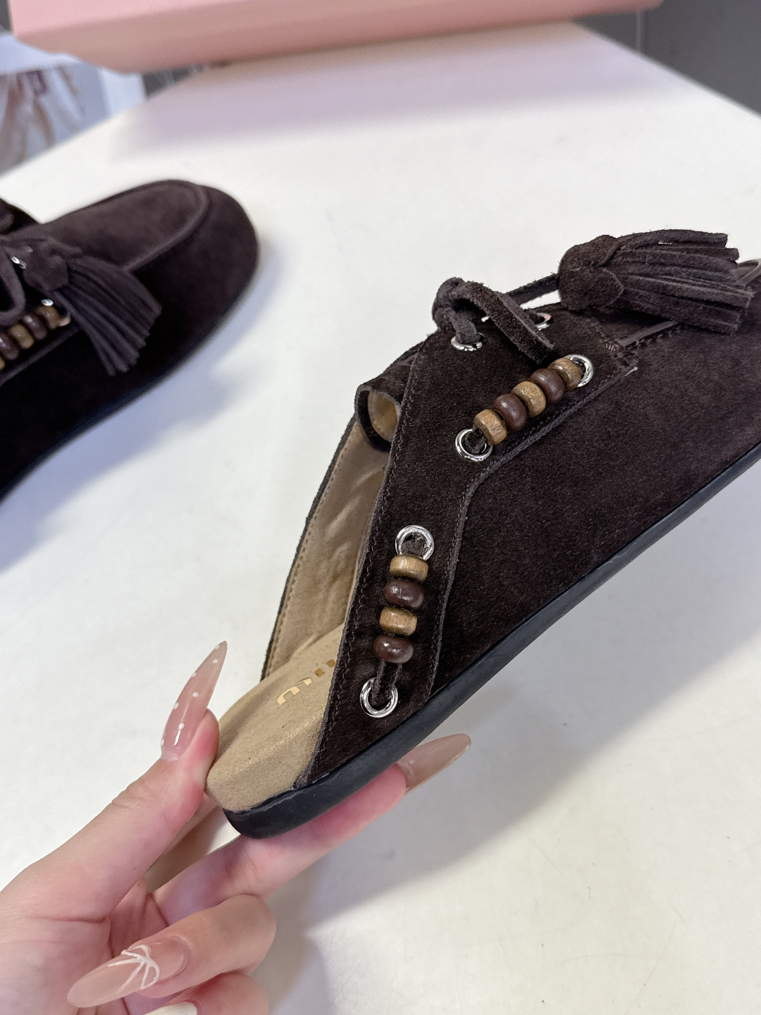 Miu Miu 缪缪米兰走秀款春夏半拖豆豆鞋“邋遢”来自Miu Miu系列的细节特写 以双色鞋带样式呈现