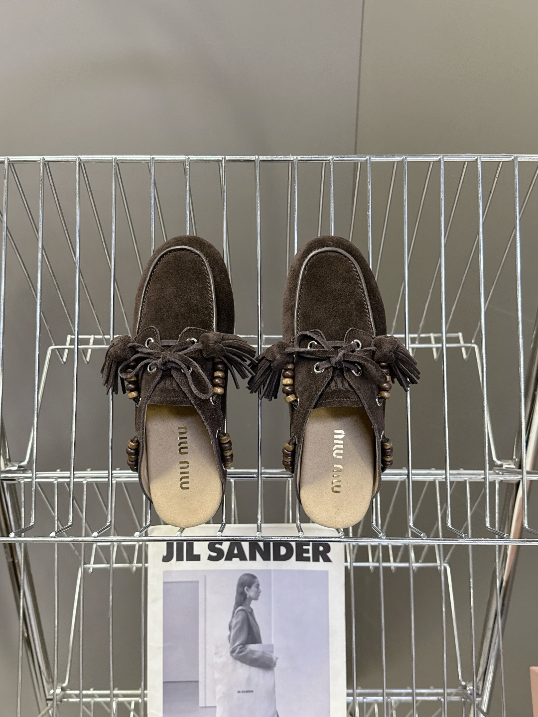 Miu Miu 缪缪米兰走秀款春夏半拖豆豆鞋“邋遢”来自Miu Miu系列的细节特写 以双色鞋带样式呈现