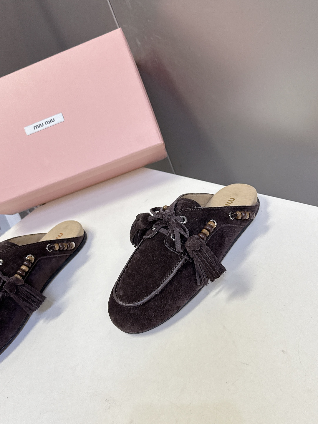 Miu Miu 缪缪米兰走秀款春夏半拖豆豆鞋“邋遢”来自Miu Miu系列的细节特写 以双色鞋带样式呈现