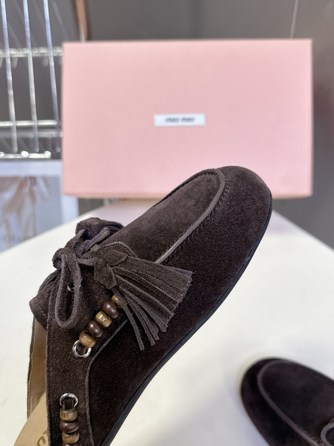 Miu Miu 缪缪米兰走秀款春夏半拖豆豆鞋“邋遢”来自Miu Miu系列的细节特写 以双色鞋带样式呈现