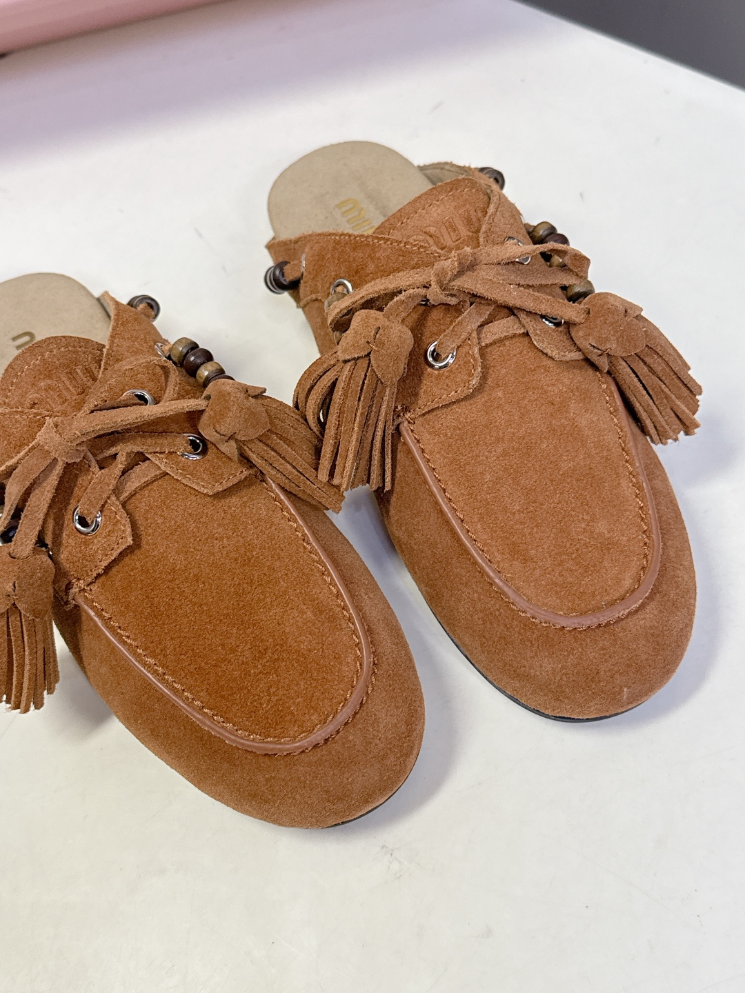 Miu Miu 缪缪米兰走秀款春夏半拖豆豆鞋“邋遢”来自Miu Miu系列的细节特写 以双色鞋带样式呈现