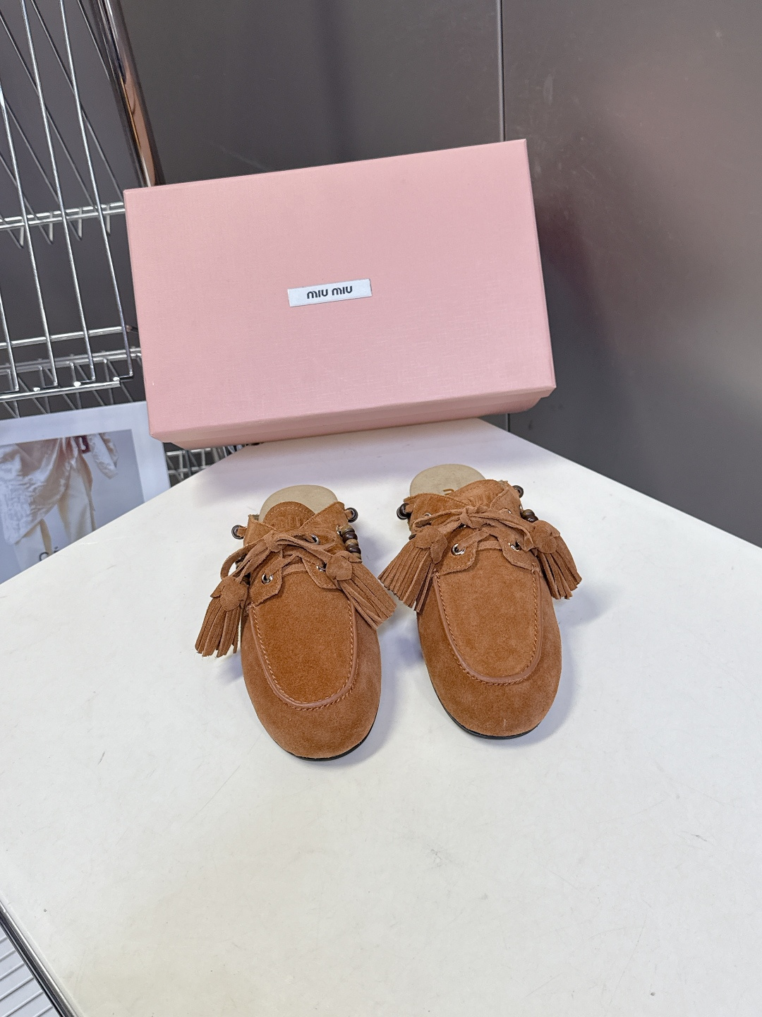 Miu Miu 缪缪米兰走秀款春夏半拖豆豆鞋“邋遢”来自Miu Miu系列的细节特写 以双色鞋带样式呈现