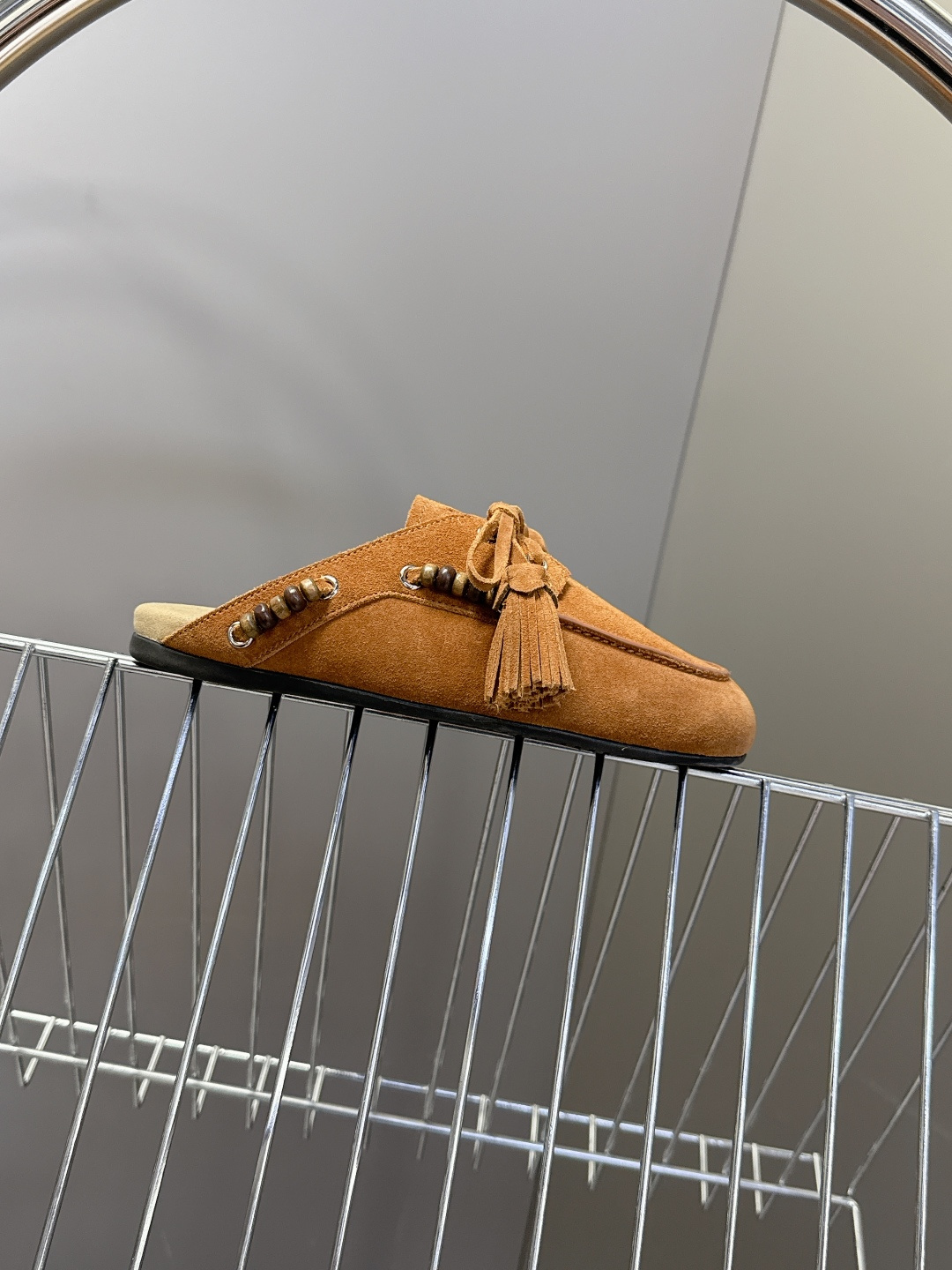 Miu Miu 缪缪米兰走秀款春夏半拖豆豆鞋“邋遢”来自Miu Miu系列的细节特写 以双色鞋带样式呈现