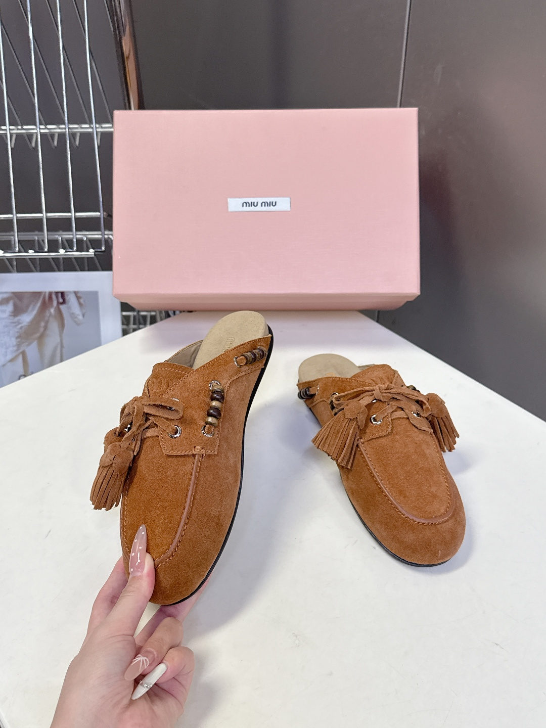 Miu Miu 缪缪米兰走秀款春夏半拖豆豆鞋“邋遢”来自Miu Miu系列的细节特写 以双色鞋带样式呈现