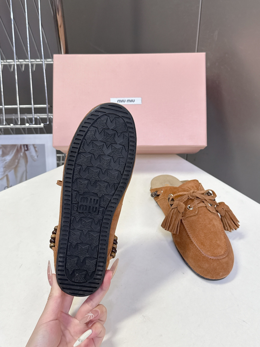 Miu Miu 缪缪米兰走秀款春夏半拖豆豆鞋“邋遢”来自Miu Miu系列的细节特写 以双色鞋带样式呈现