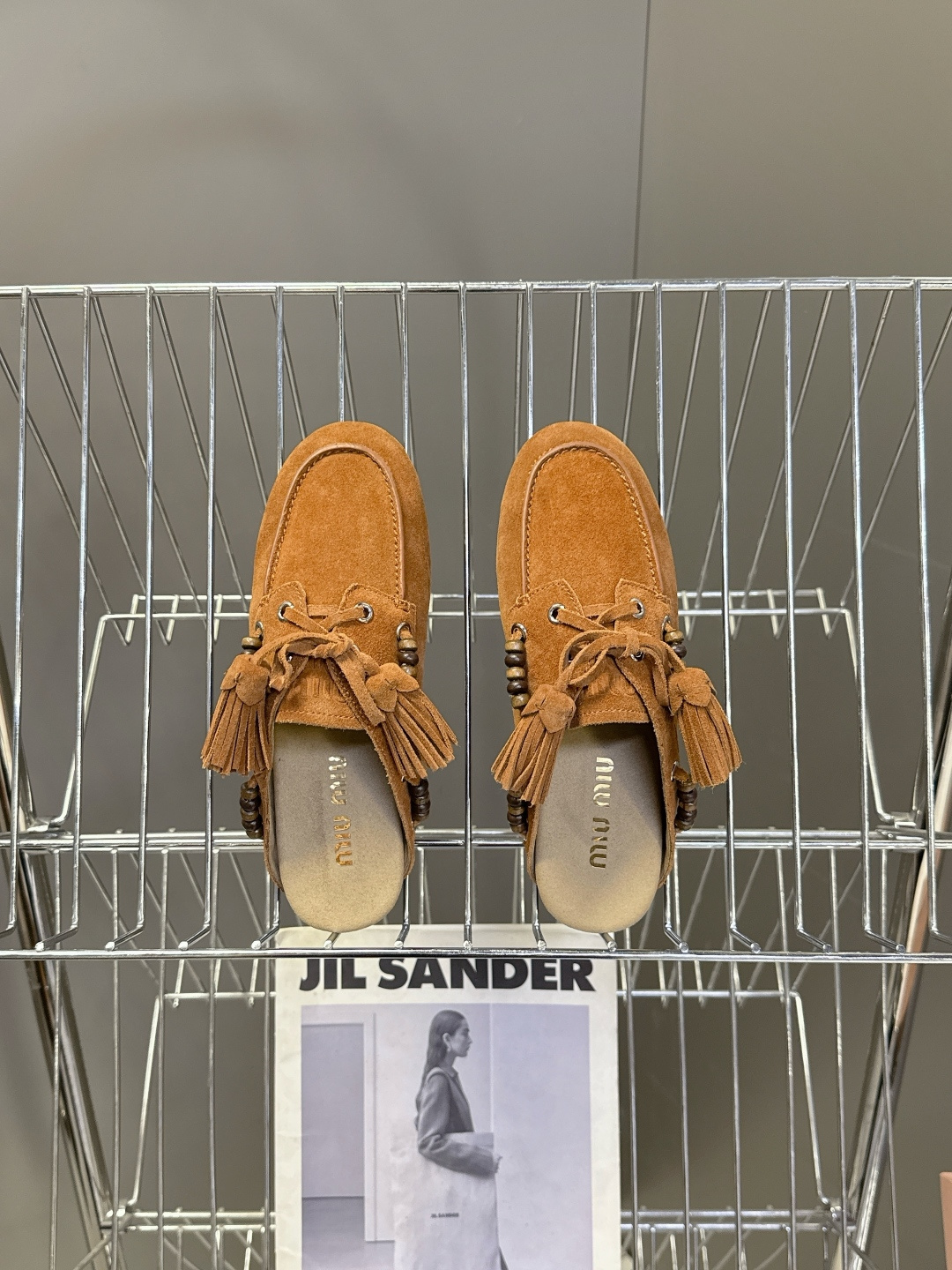 Miu Miu 缪缪米兰走秀款春夏半拖豆豆鞋“邋遢”来自Miu Miu系列的细节特写 以双色鞋带样式呈现