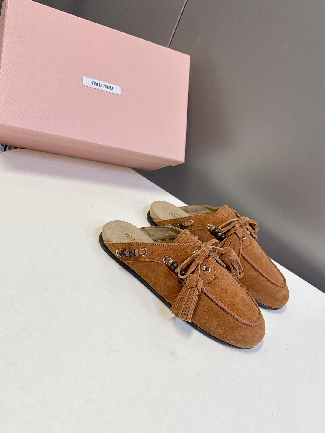 Miu Miu 缪缪米兰走秀款春夏半拖豆豆鞋“邋遢”来自Miu Miu系列的细节特写 以双色鞋带样式呈现