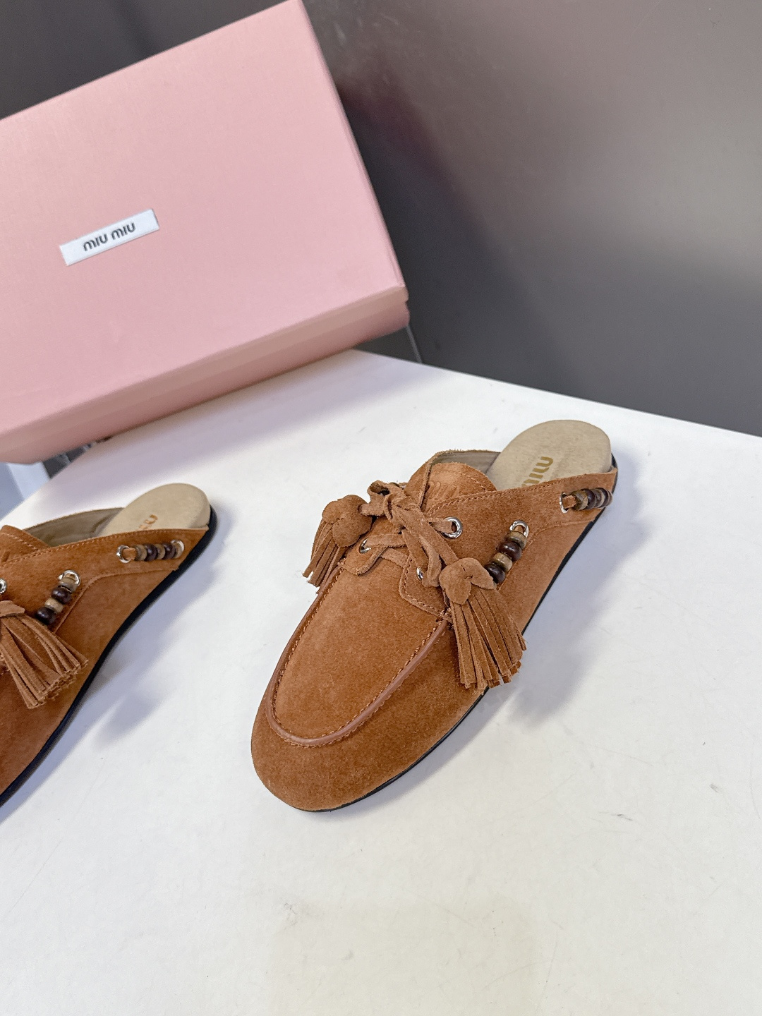 Miu Miu 缪缪米兰走秀款春夏半拖豆豆鞋“邋遢”来自Miu Miu系列的细节特写 以双色鞋带样式呈现