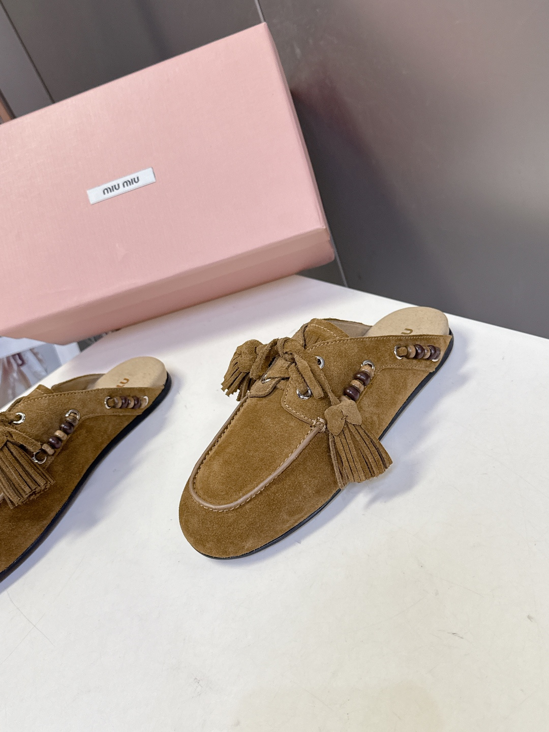 Miu Miu 缪缪米兰走秀款春夏半拖豆豆鞋“邋遢”来自Miu Miu系列的细节特写 以双色鞋带样式呈现