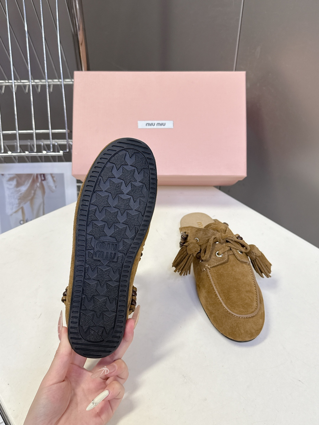 Miu Miu 缪缪米兰走秀款春夏半拖豆豆鞋“邋遢”来自Miu Miu系列的细节特写 以双色鞋带样式呈现