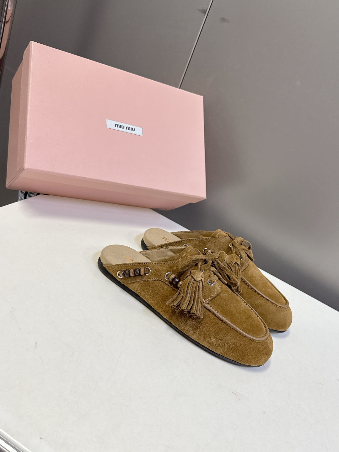 Miu Miu 缪缪米兰走秀款春夏半拖豆豆鞋“邋遢”来自Miu Miu系列的细节特写 以双色鞋带样式呈现