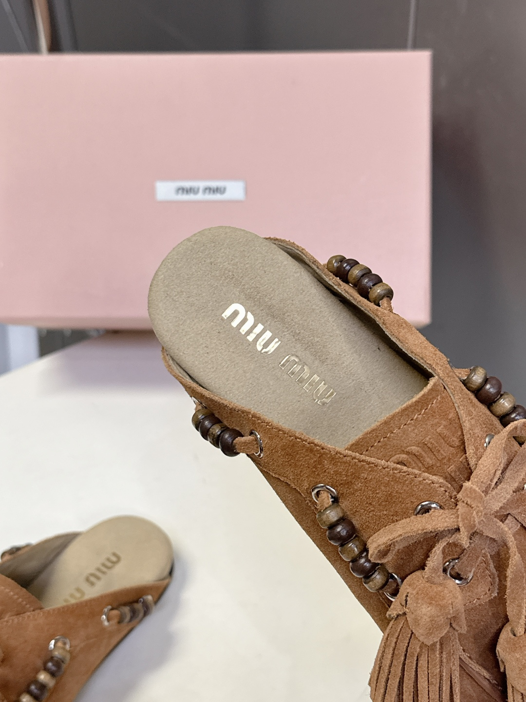 Miu Miu 缪缪米兰走秀款春夏半拖豆豆鞋“邋遢”来自Miu Miu系列的细节特写 以双色鞋带样式呈现