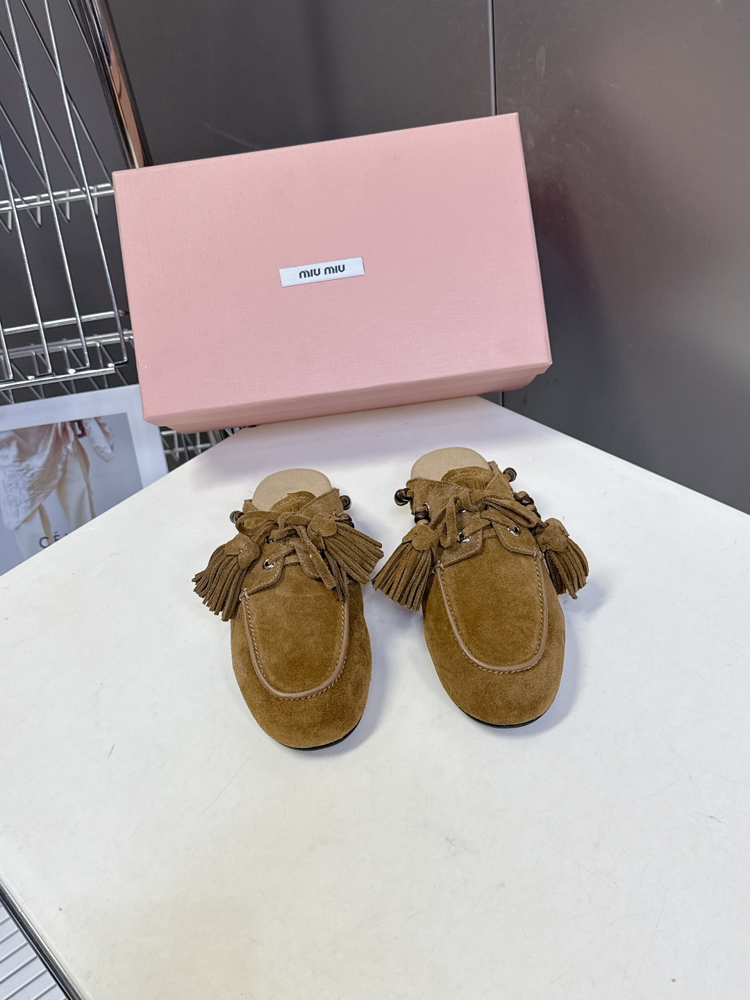 Miu Miu 缪缪米兰走秀款春夏半拖豆豆鞋“邋遢”来自Miu Miu系列的细节特写 以双色鞋带样式呈现