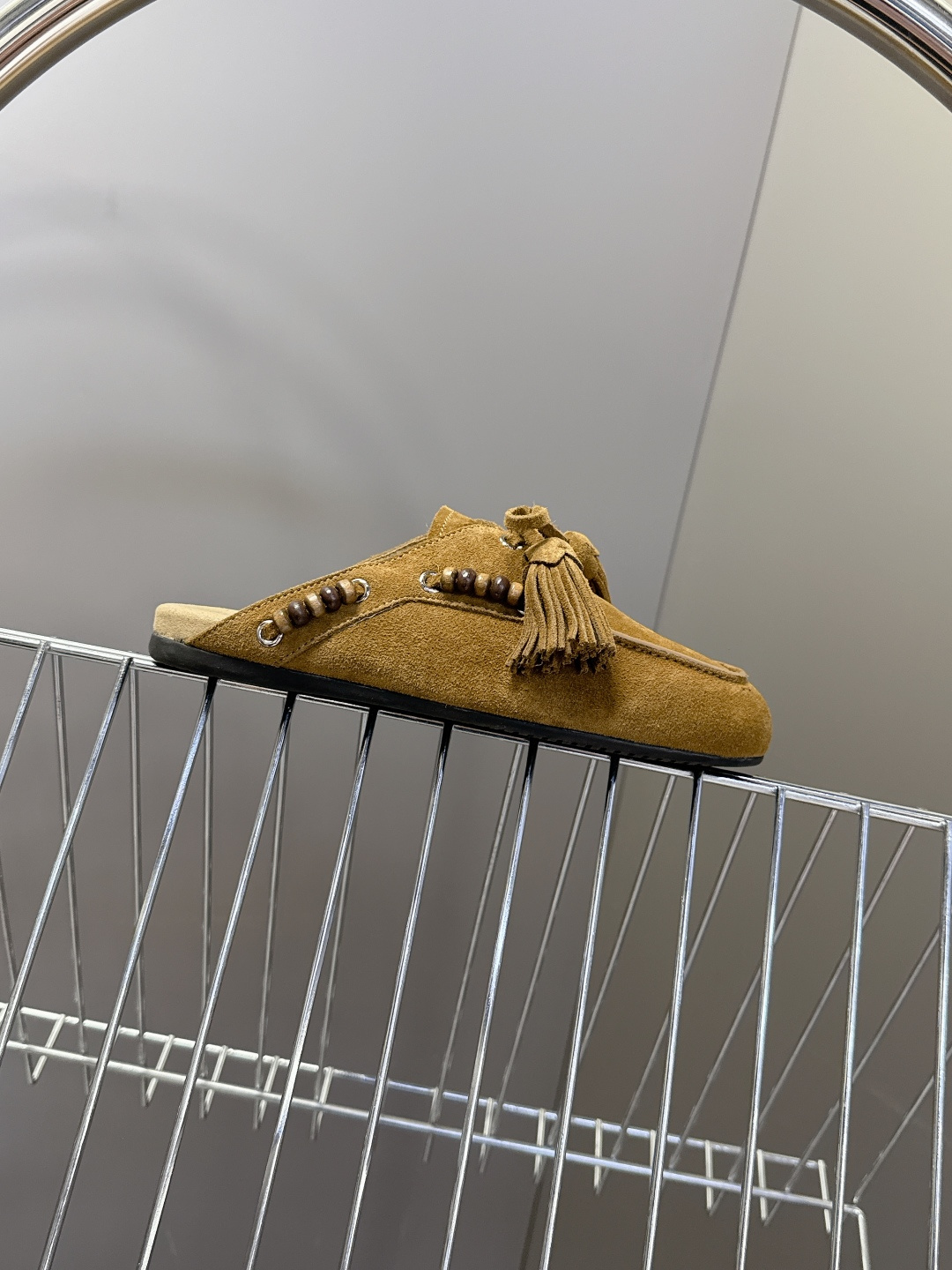 Miu Miu 缪缪米兰走秀款春夏半拖豆豆鞋“邋遢”来自Miu Miu系列的细节特写 以双色鞋带样式呈现