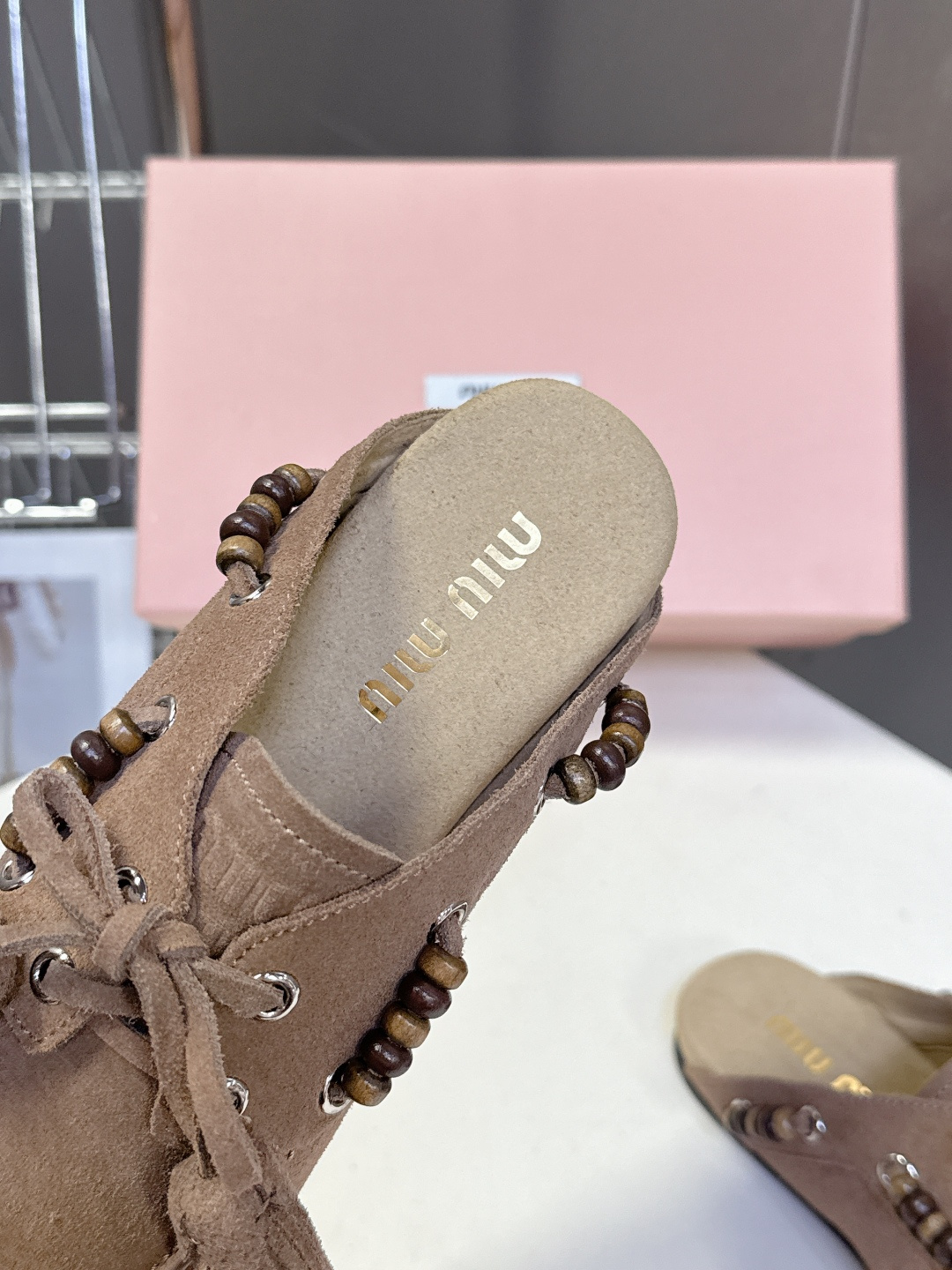 Miu Miu 缪缪米兰走秀款春夏半拖豆豆鞋“邋遢”来自Miu Miu系列的细节特写 以双色鞋带样式呈现