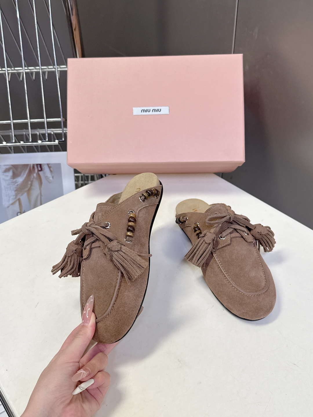 Miu Miu 缪缪米兰走秀款春夏半拖豆豆鞋“邋遢”来自Miu Miu系列的细节特写 以双色鞋带样式呈现