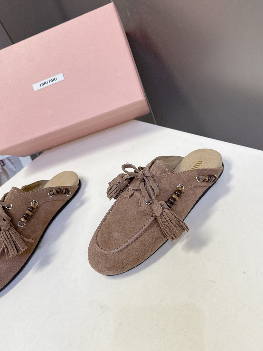 Miu Miu 缪缪米兰走秀款春夏半拖豆豆鞋“邋遢”来自Miu Miu系列的细节特写 以双色鞋带样式呈现