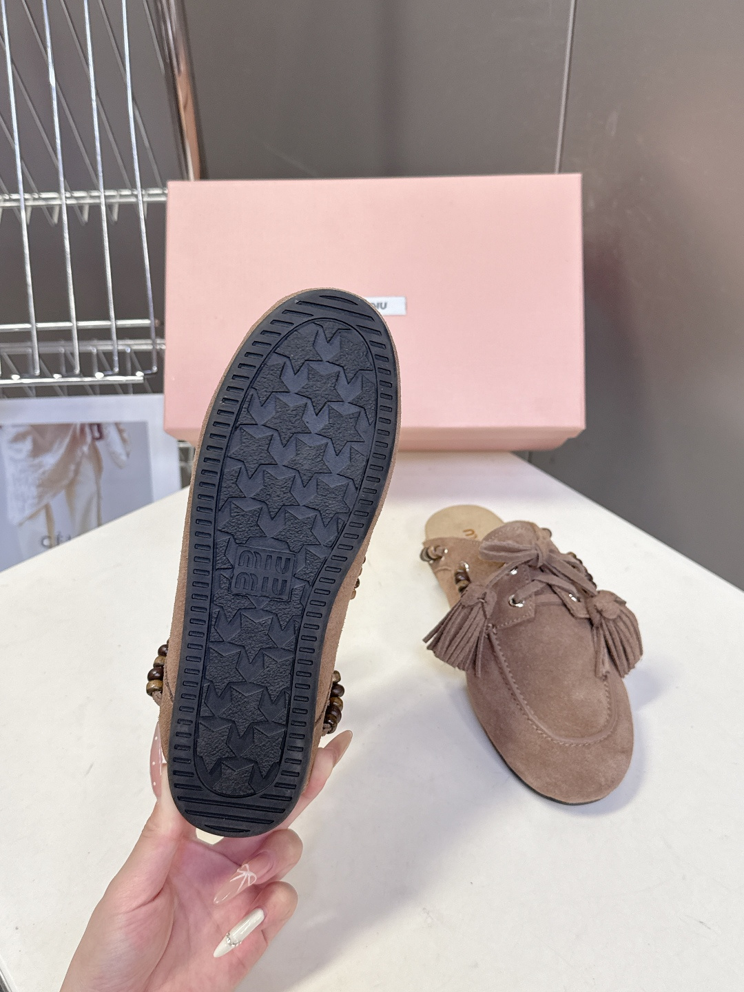 Miu Miu 缪缪米兰走秀款春夏半拖豆豆鞋“邋遢”来自Miu Miu系列的细节特写 以双色鞋带样式呈现