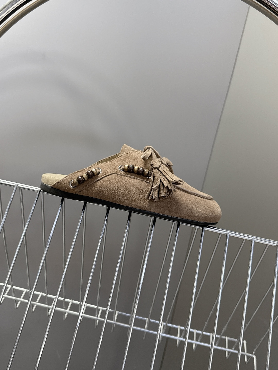 Miu Miu 缪缪米兰走秀款春夏半拖豆豆鞋“邋遢”来自Miu Miu系列的细节特写 以双色鞋带样式呈现