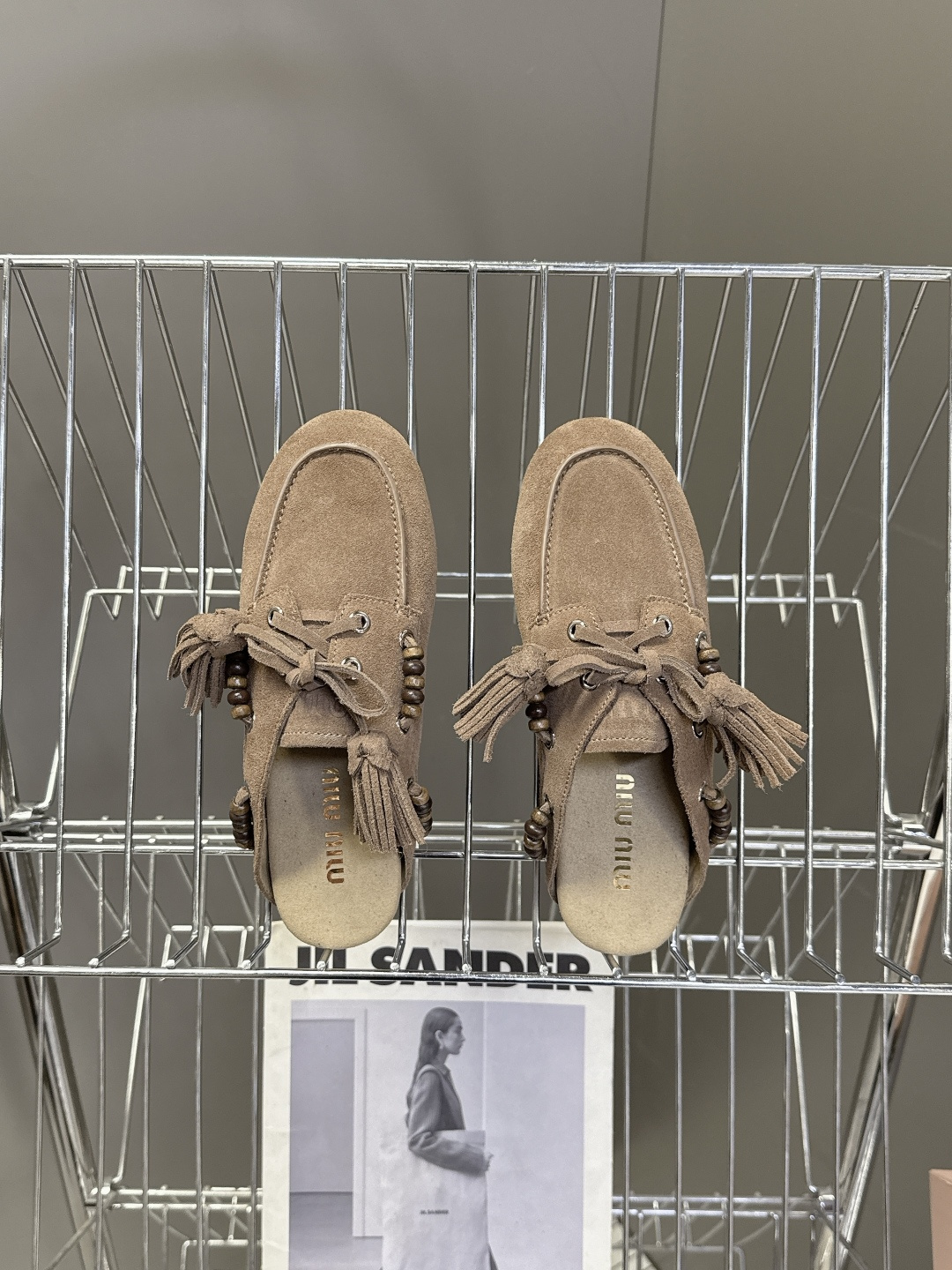 Miu Miu 缪缪米兰走秀款春夏半拖豆豆鞋“邋遢”来自Miu Miu系列的细节特写 以双色鞋带样式呈现