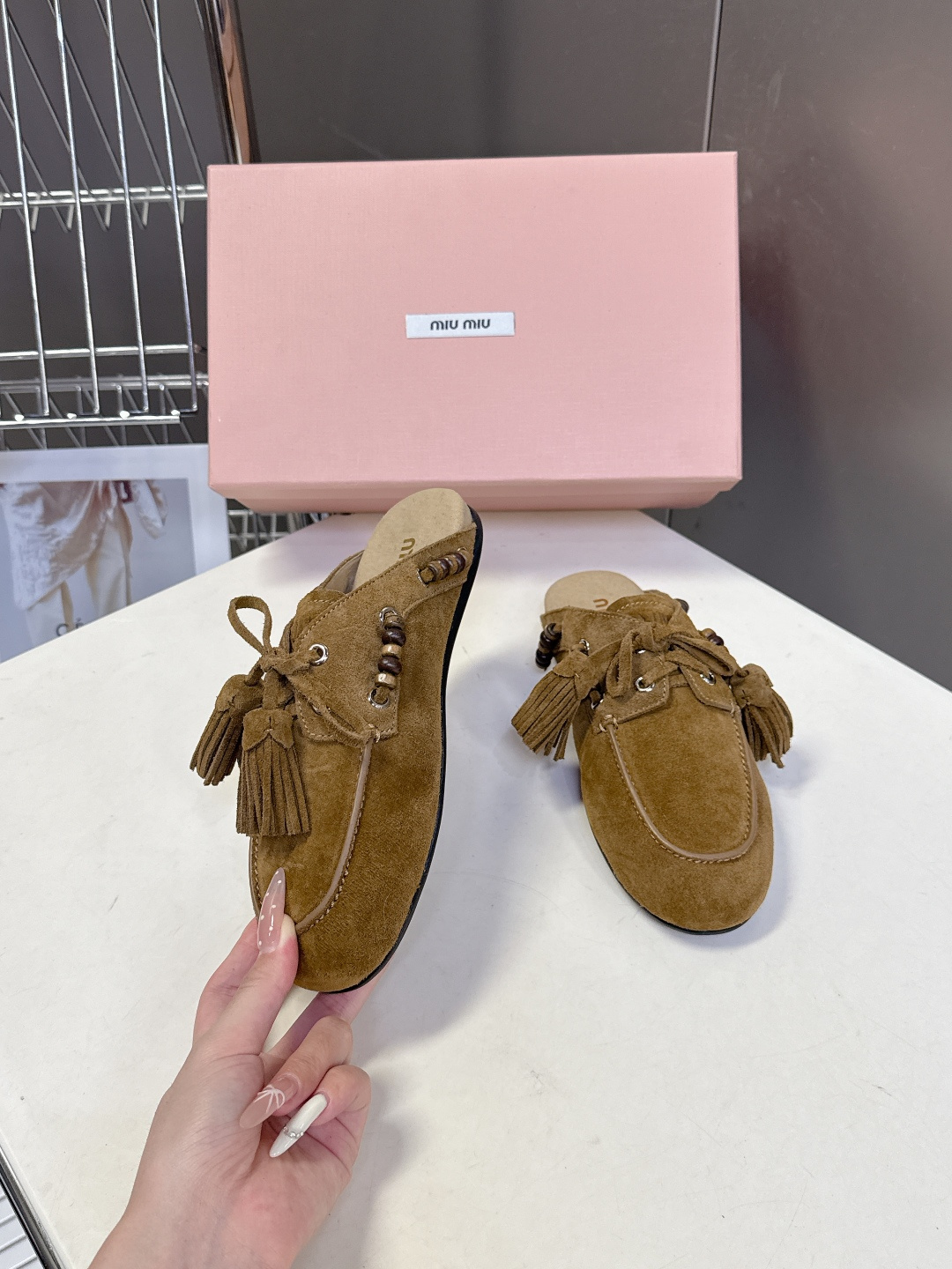 Miu Miu 缪缪米兰走秀款春夏半拖豆豆鞋“邋遢”来自Miu Miu系列的细节特写 以双色鞋带样式呈现