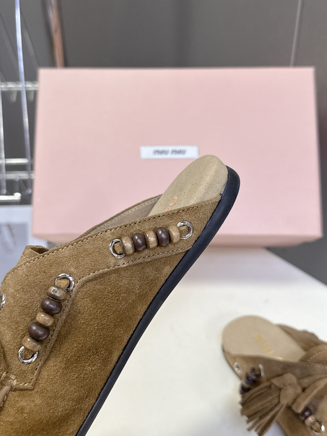 Miu Miu 缪缪米兰走秀款春夏半拖豆豆鞋“邋遢”来自Miu Miu系列的细节特写 以双色鞋带样式呈现