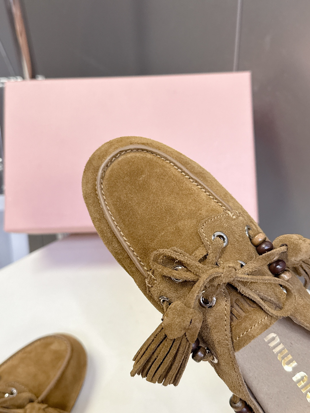 Miu Miu 缪缪米兰走秀款春夏半拖豆豆鞋“邋遢”来自Miu Miu系列的细节特写 以双色鞋带样式呈现