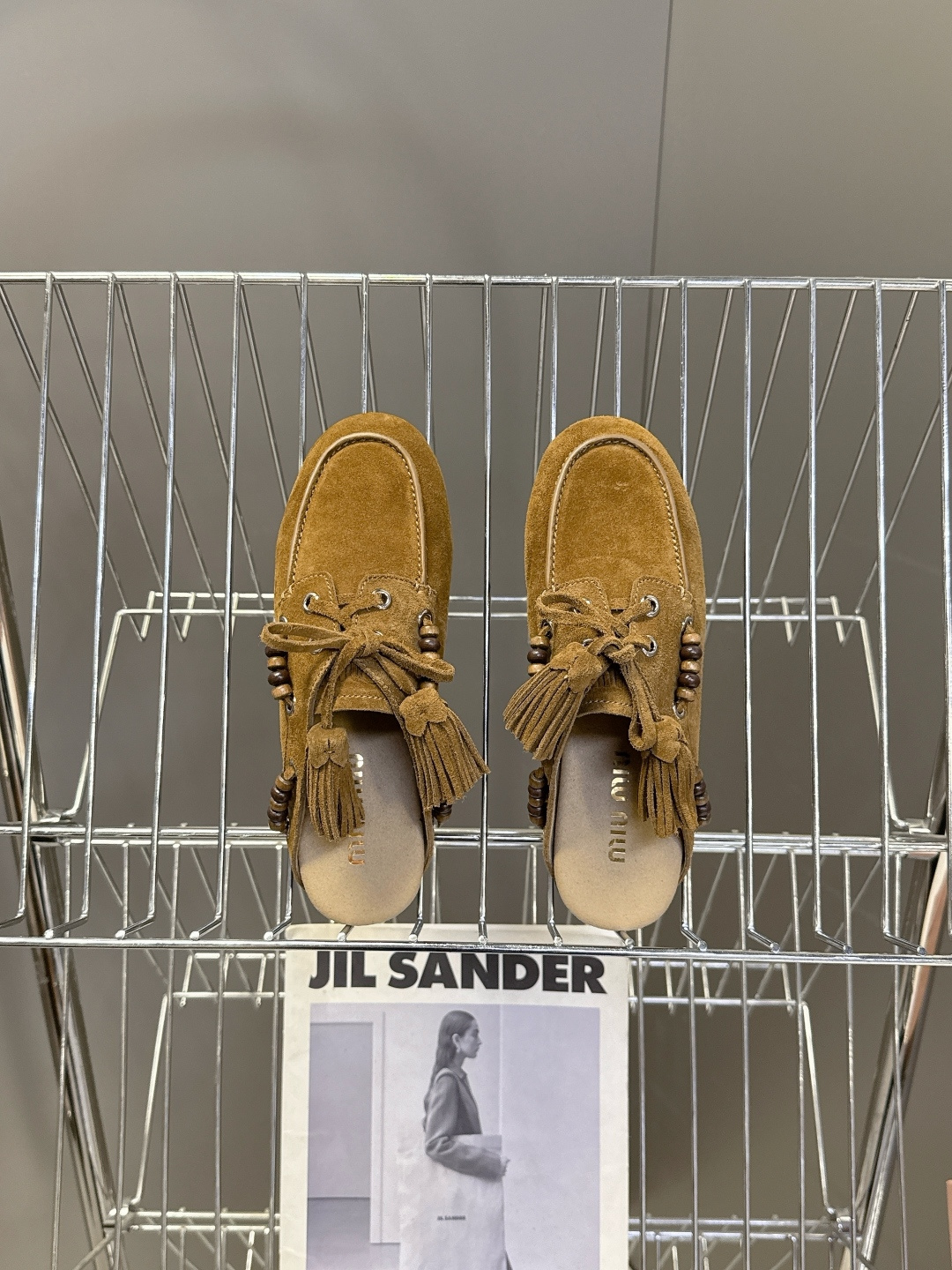 Miu Miu 缪缪米兰走秀款春夏半拖豆豆鞋“邋遢”来自Miu Miu系列的细节特写 以双色鞋带样式呈现