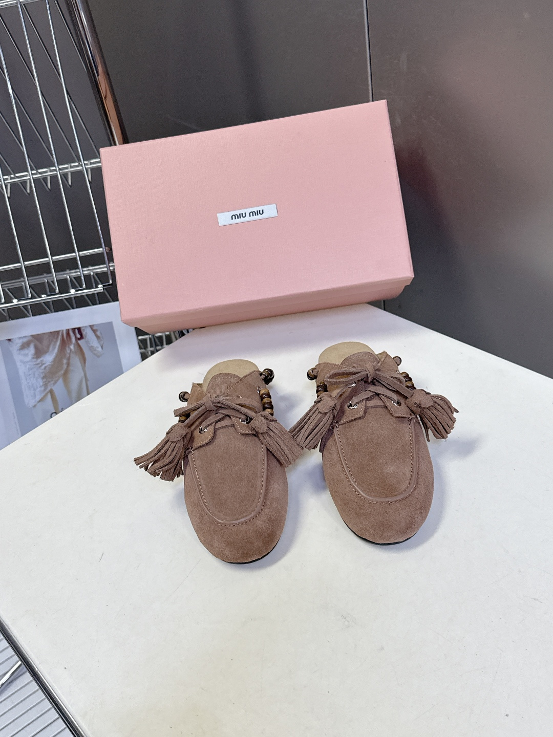 Miu Miu 缪缪米兰走秀款春夏半拖豆豆鞋“邋遢”来自Miu Miu系列的细节特写 以双色鞋带样式呈现