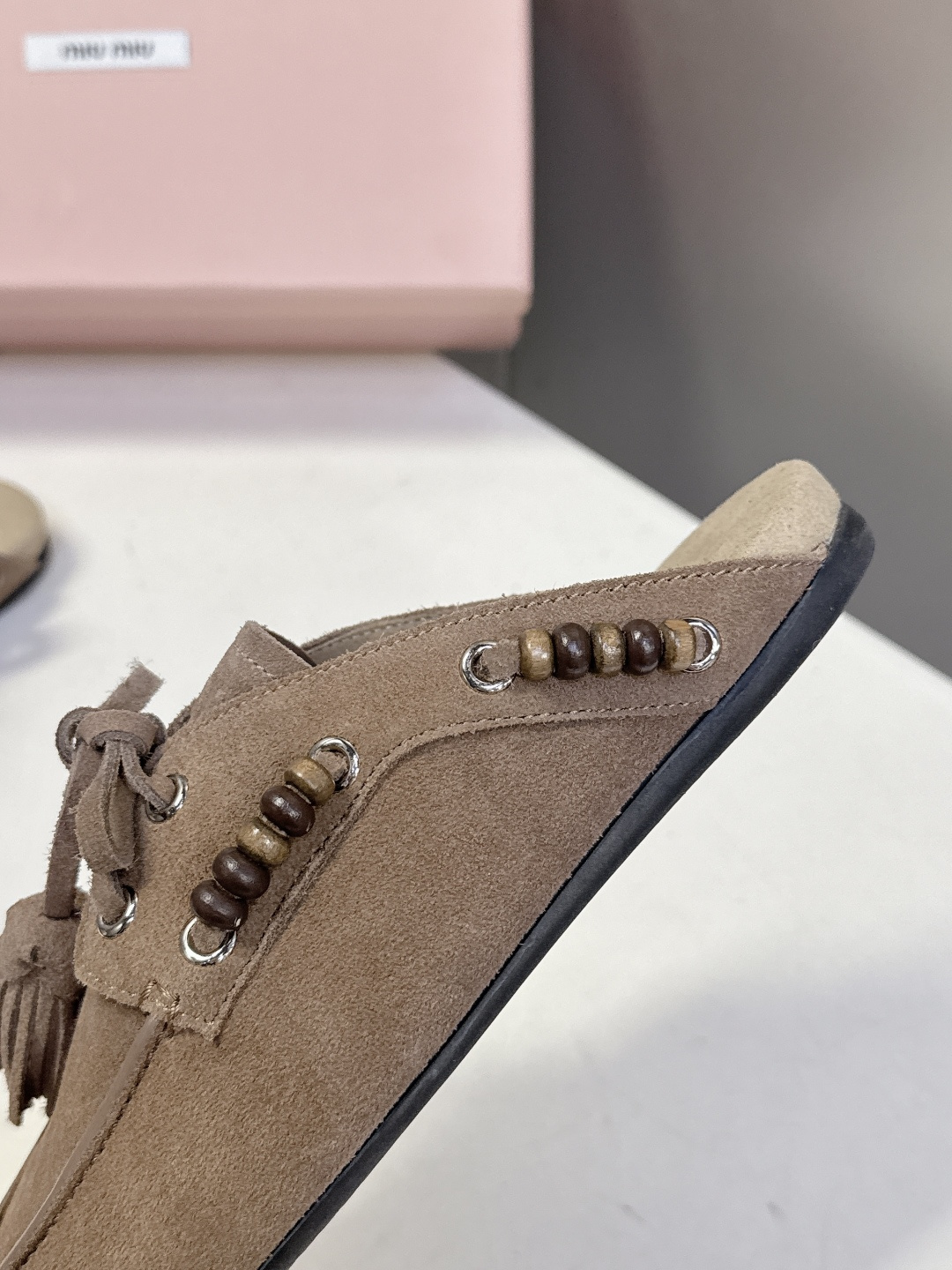 Miu Miu 缪缪米兰走秀款春夏半拖豆豆鞋“邋遢”来自Miu Miu系列的细节特写 以双色鞋带样式呈现