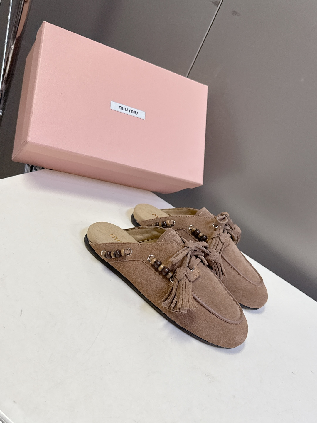 Miu Miu 缪缪米兰走秀款春夏半拖豆豆鞋“邋遢”来自Miu Miu系列的细节特写 以双色鞋带样式呈现