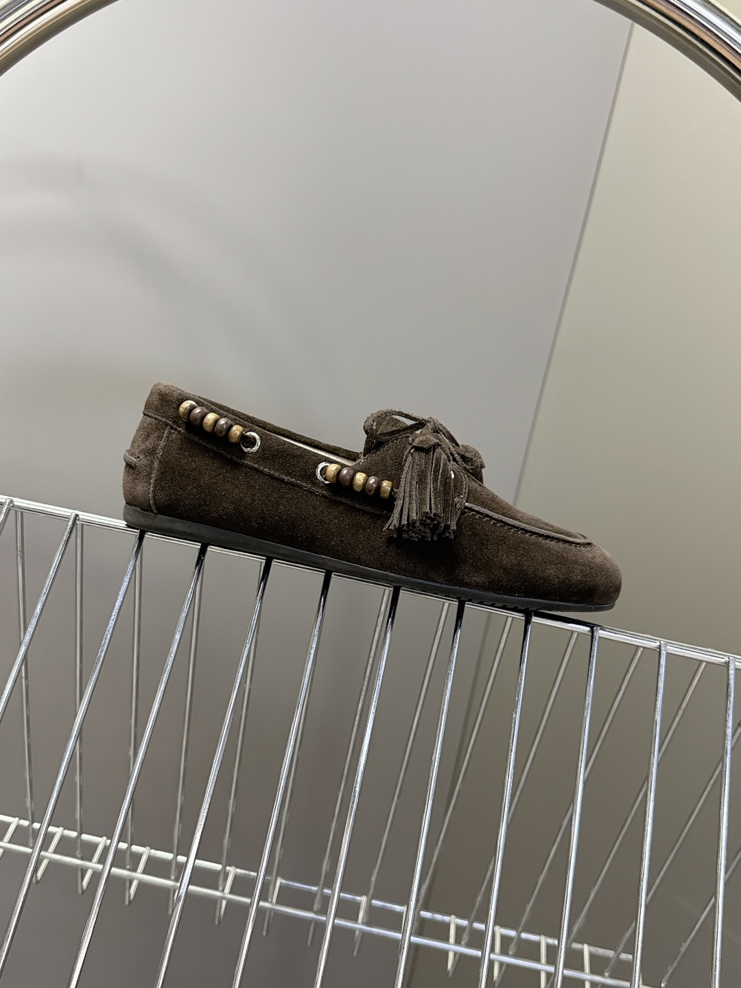 Miu Miu 缪缪米兰走秀款春夏半拖豆豆鞋“邋遢”来自Miu Miu系列的细节特写 以双色鞋带样式呈现