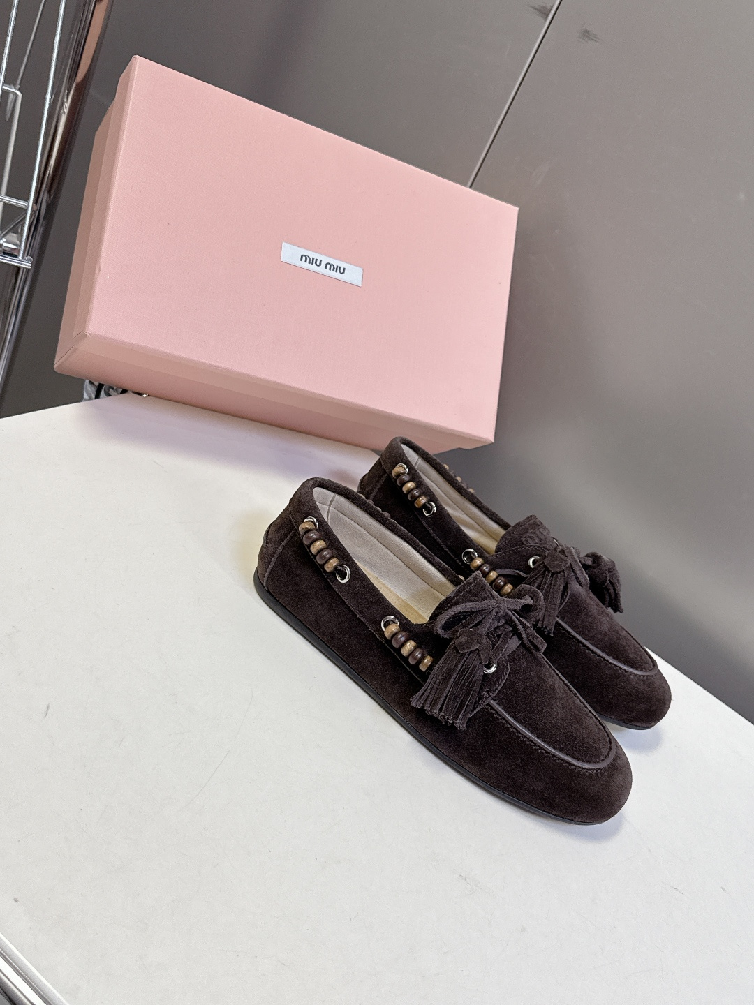 Miu Miu 缪缪米兰走秀款春夏半拖豆豆鞋“邋遢”来自Miu Miu系列的细节特写 以双色鞋带样式呈现