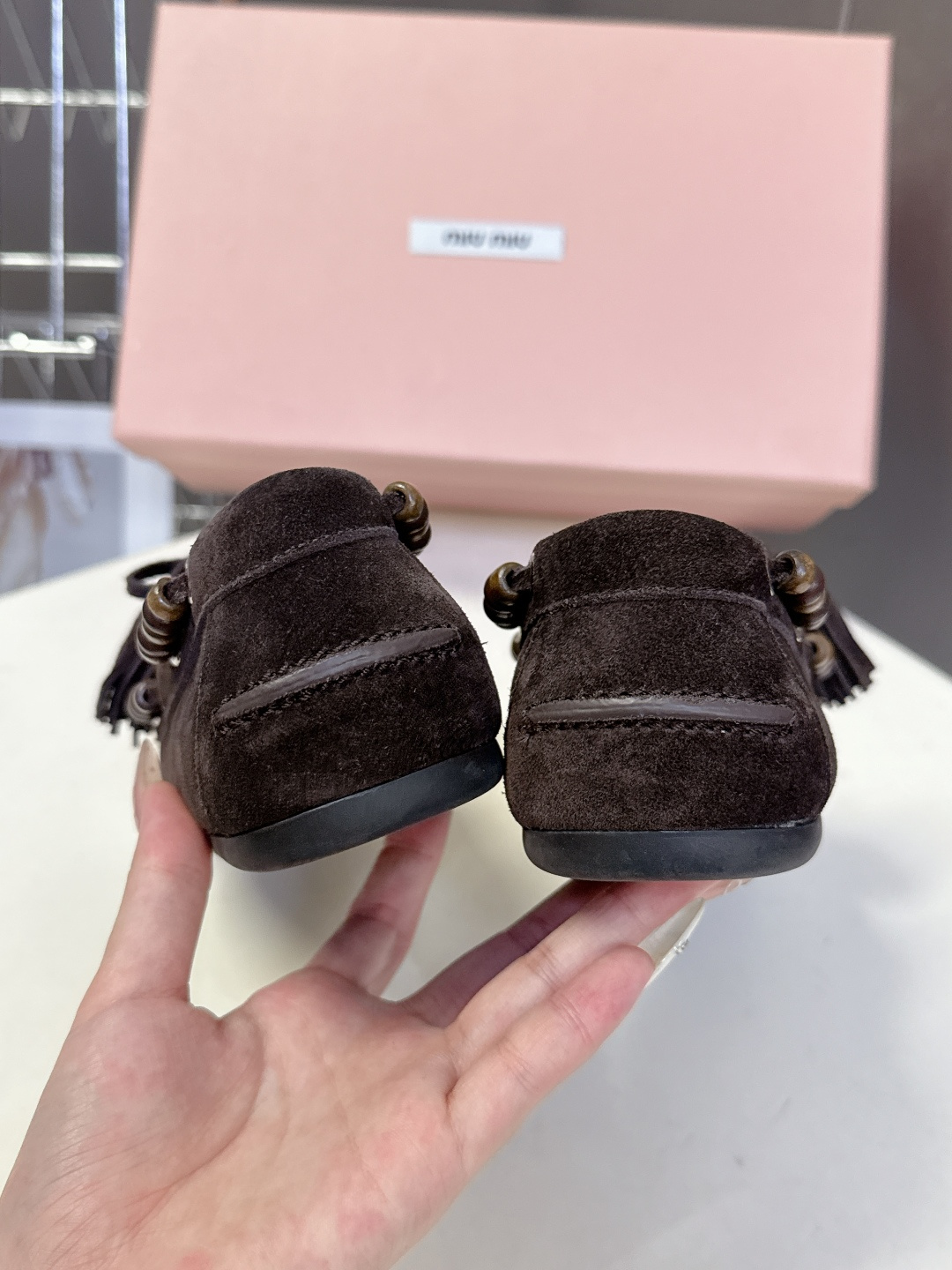 Miu Miu 缪缪米兰走秀款春夏半拖豆豆鞋“邋遢”来自Miu Miu系列的细节特写 以双色鞋带样式呈现