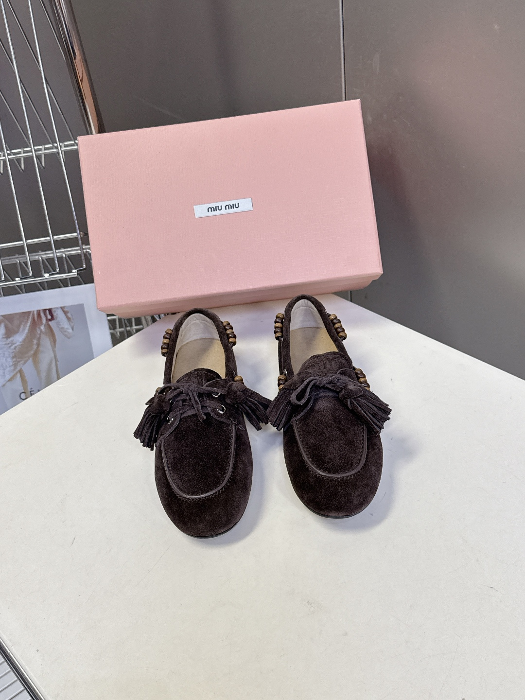 Miu Miu 缪缪米兰走秀款春夏半拖豆豆鞋“邋遢”来自Miu Miu系列的细节特写 以双色鞋带样式呈现